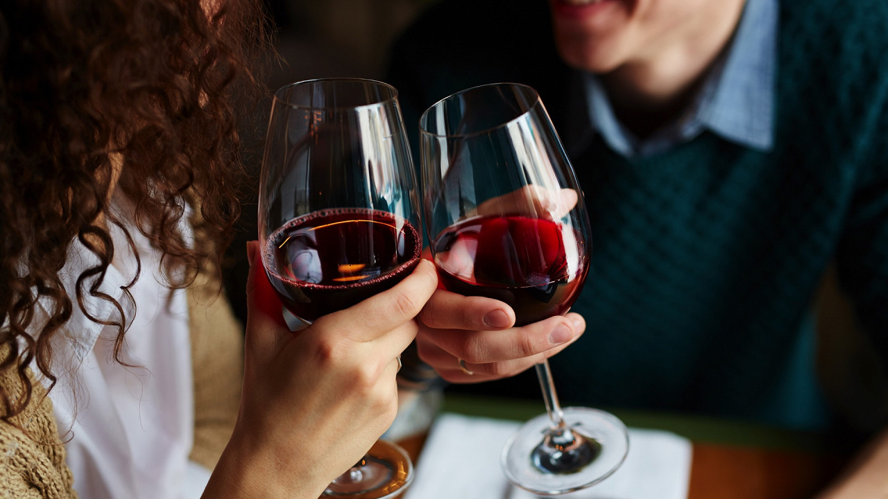 Coppia che beve vino