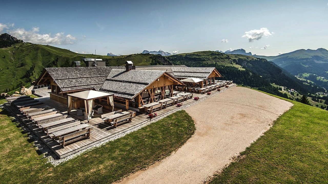 Esterno estivo Rifugio Burz di Arabba