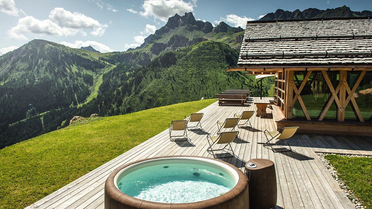 Esterno estivo con idromassaggio Rifugio Burz di Arabba