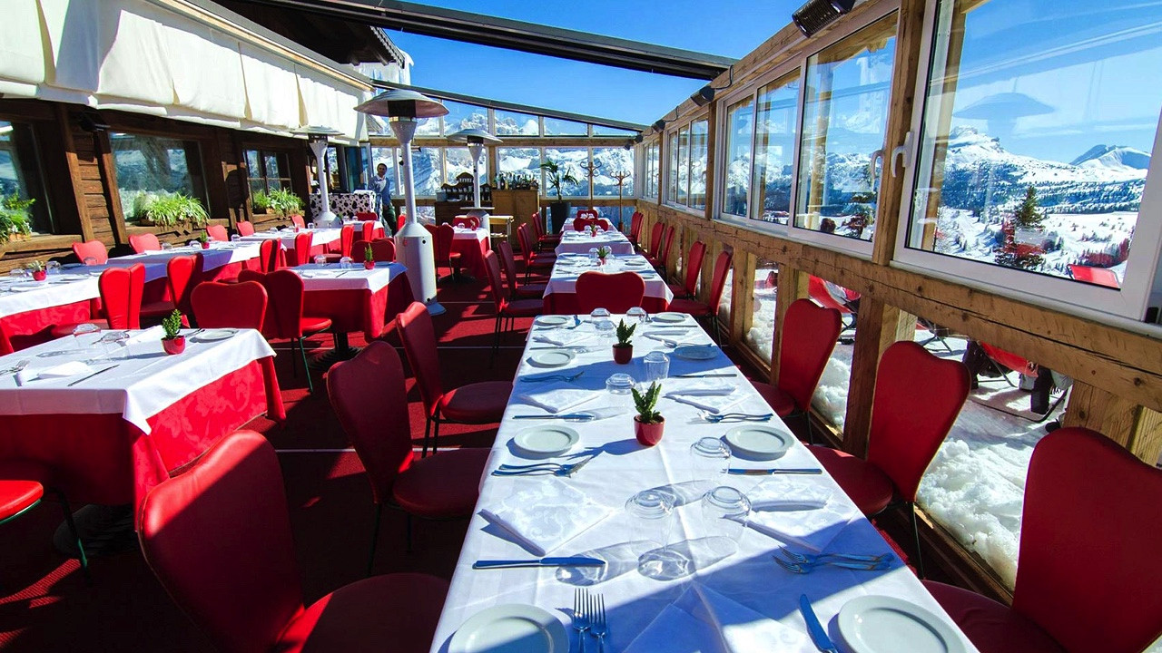 Tavoli apparecchiati in terrazza panoramica Rifugio Club Moritzino Piz La Ila