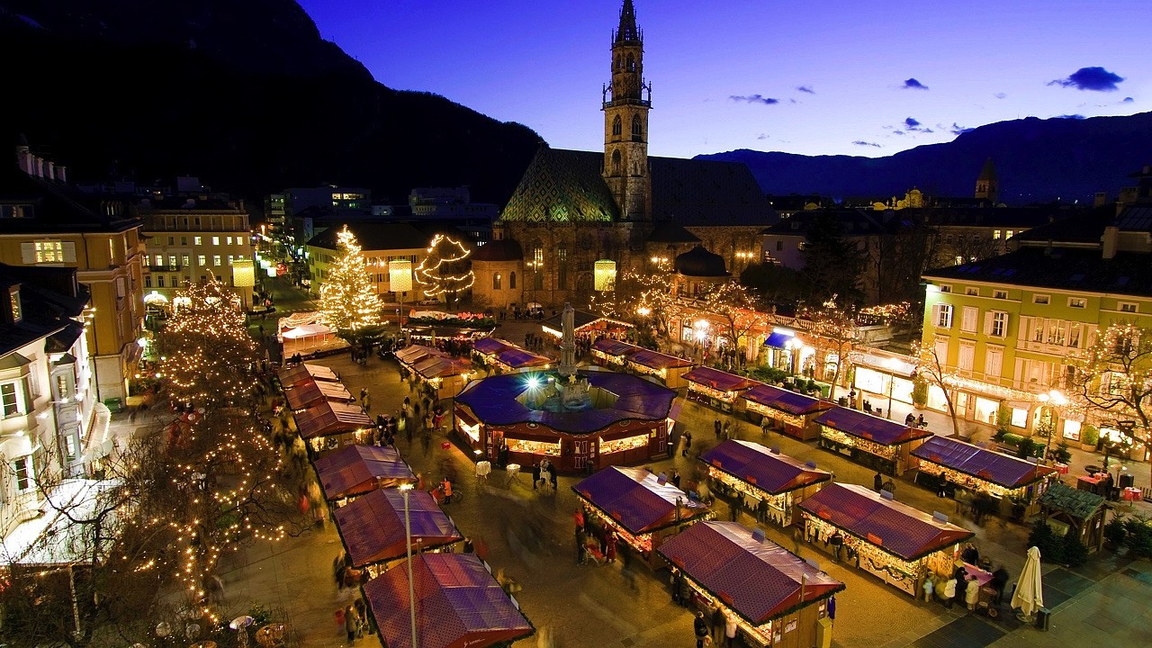 Veduta serale sul Mercatino di Natale di Bolzano