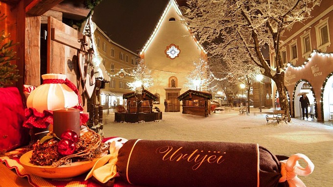 Veduta serale sul Mercatino di Natale di Ortisei