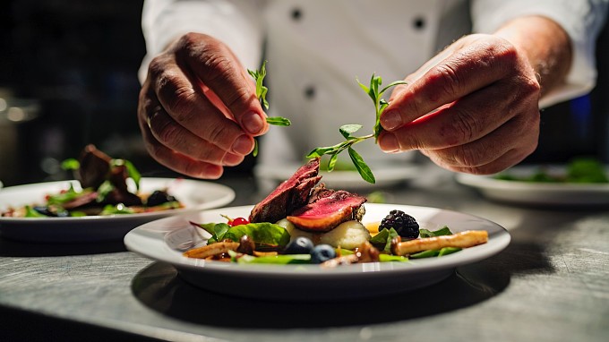 Preparazione piatto gourmet - Ristoranti gourmet del Trentino Alto Adige