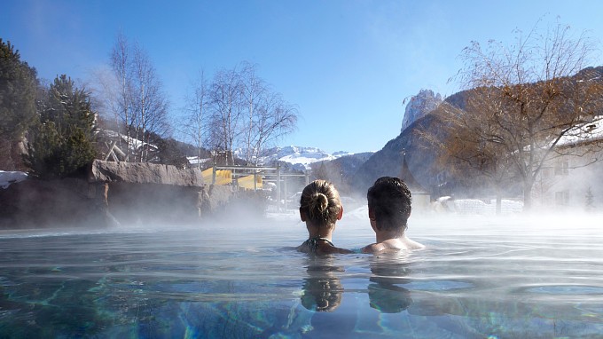 Coppia in piscina all'Hotel Adler di Ortisei - Vacanza romantica in Alto Adige