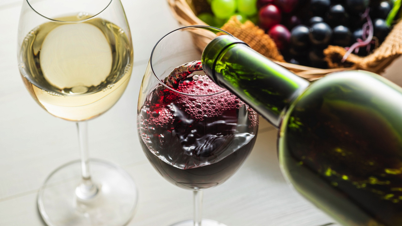 bicchieri di vino che vengono riempiti - Vino in festa