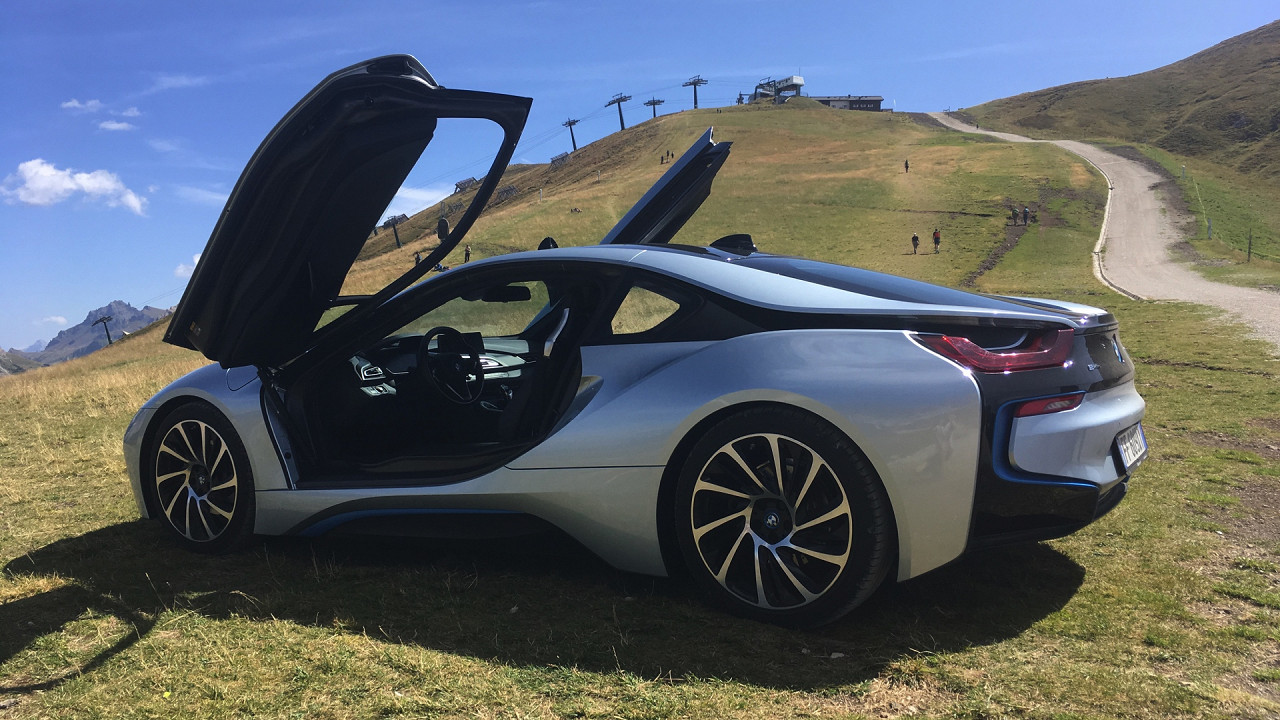 BMW i8 - Le auto di lusso sui sentieri del Passo Sella