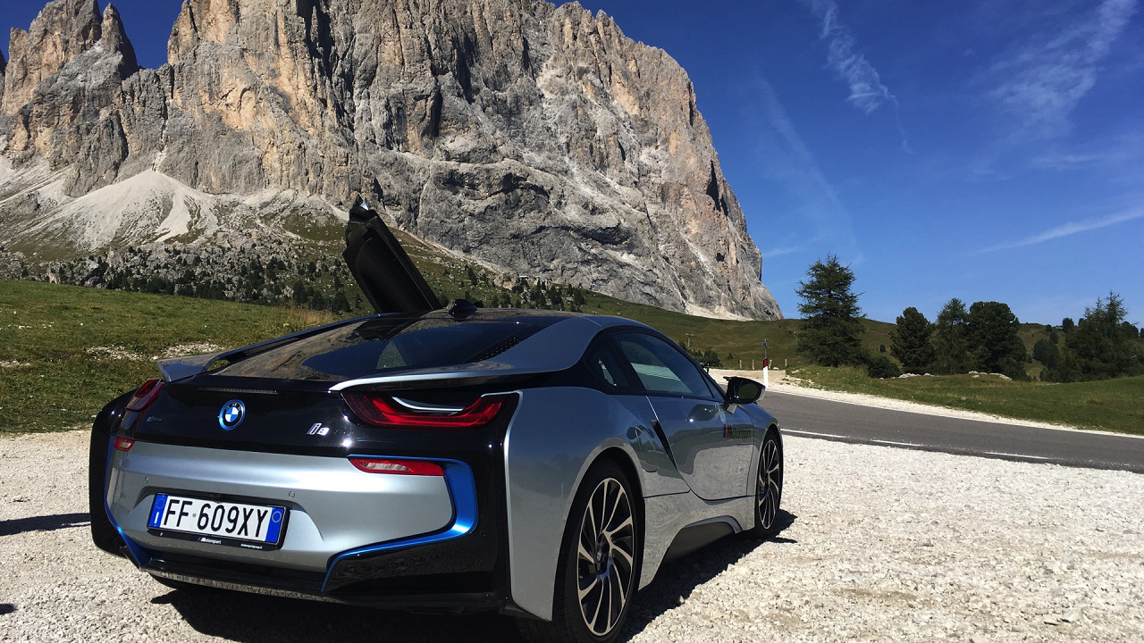 BMW i8 - Le auto di lusso sui sentieri del Passo Sella