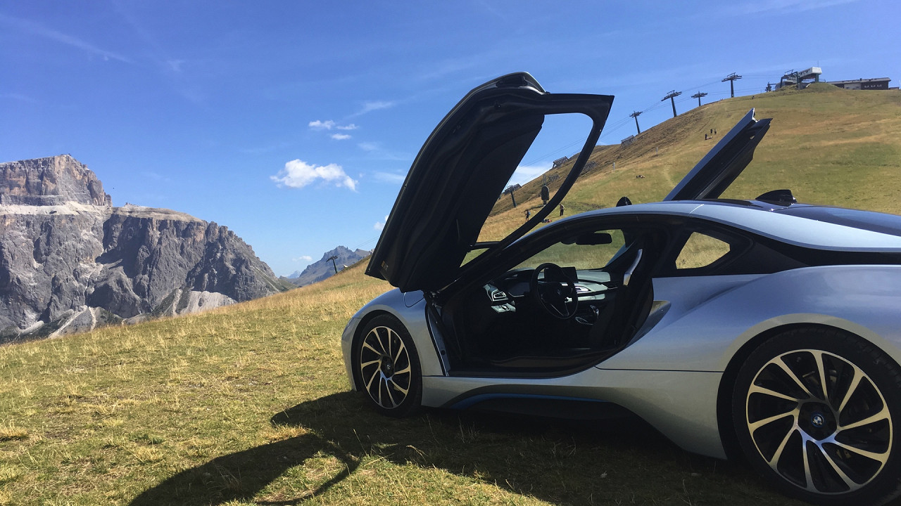 BMW i8 - Le auto di lusso sui sentieri del Passo Sella