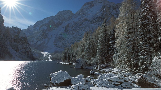 Inverno sul lago - Lago di Braies, la perla dei laghi alpini