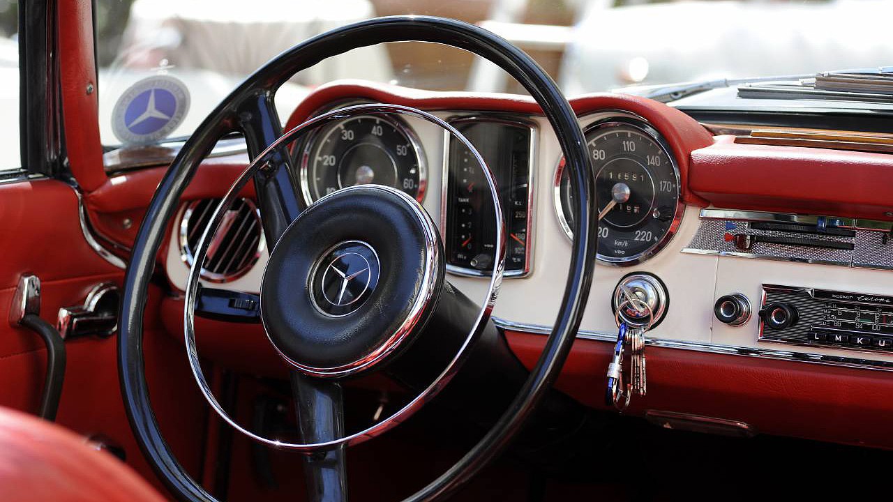 Volante d'auto d'epoca - Vacanze di lusso a bordo di un'auto d'epoca