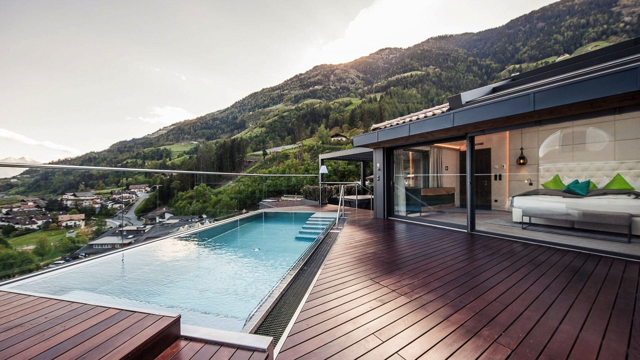 Esterno con piscina Sky-Chalet– Quellenhof Resort- Suite e chalet di lusso in Val Passiria presso Merano