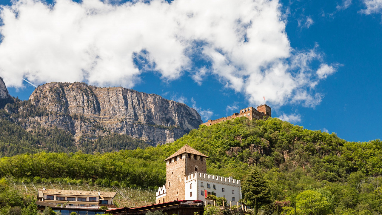 castel_corba_appiano_dreamstime_robert_jank