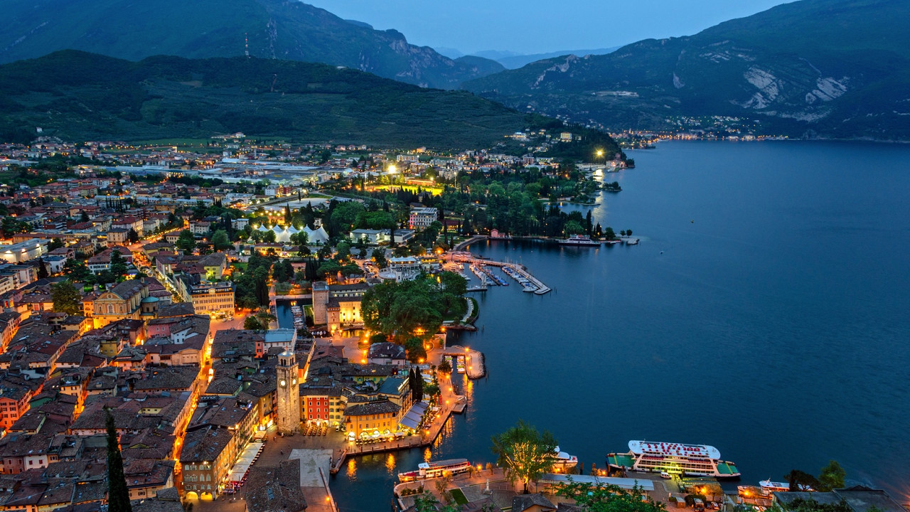 Nachtstadt am Gardasee