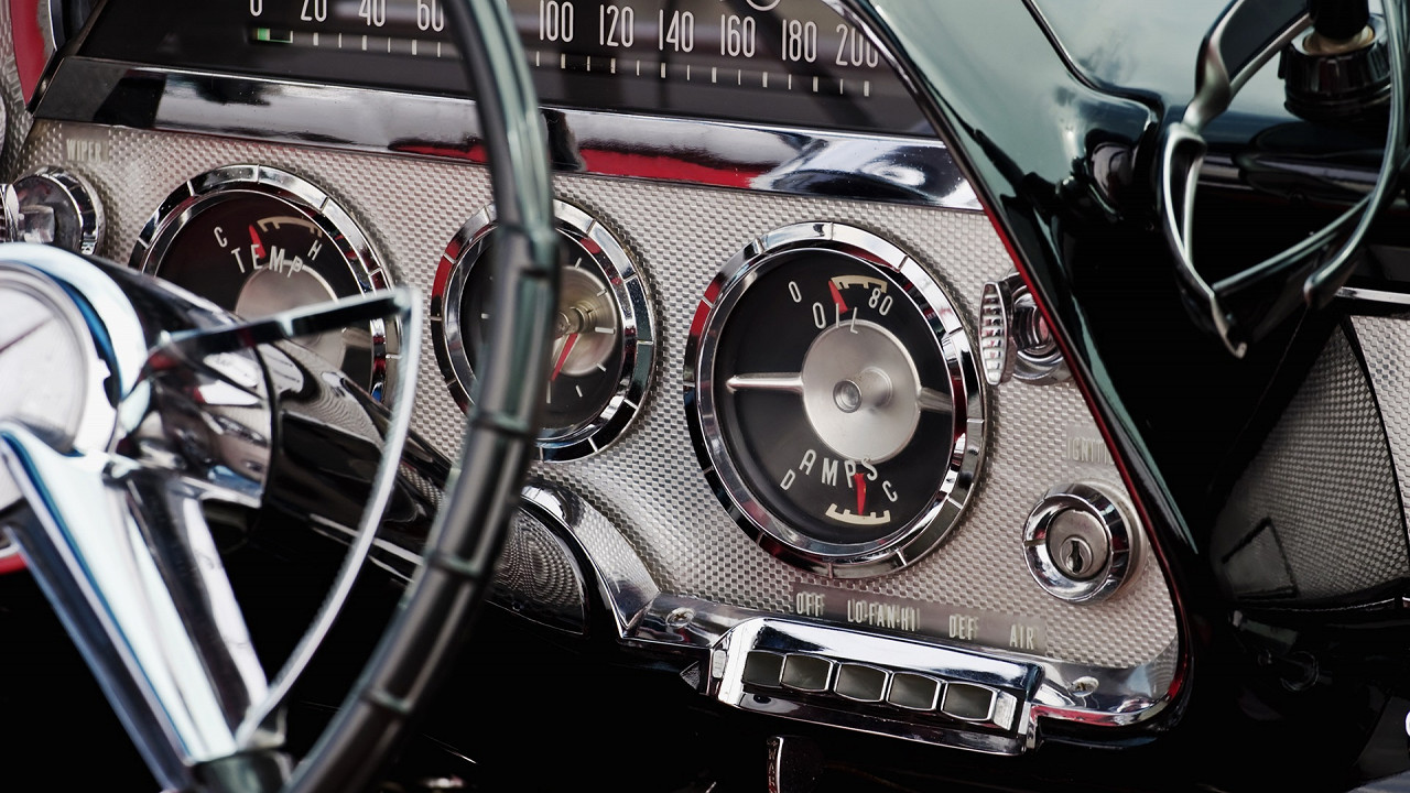 dettagli_panello_auto_d_epoca_iStock