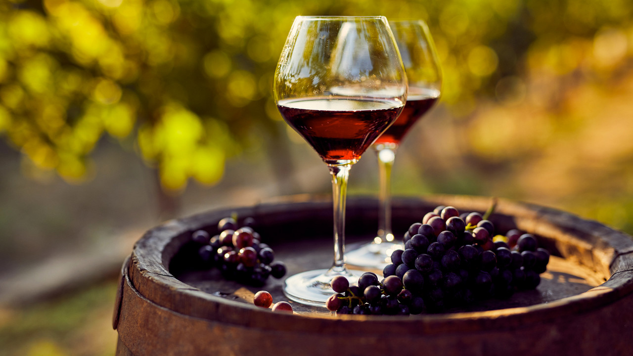 bicchieri_di_vino_rosso_sopra_botte_iStock
