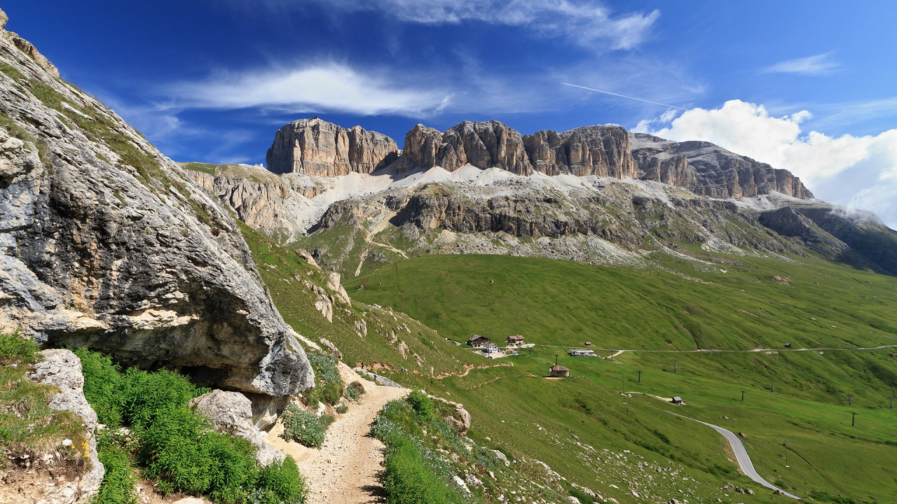 estate_sentiero_al_passo_pordoi_iStock
