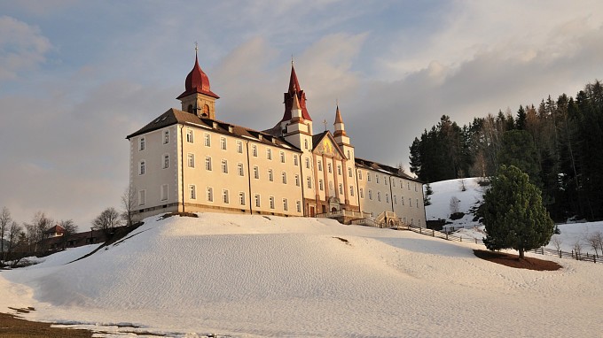 Vacanze di lusso a Nova Ponente - cover