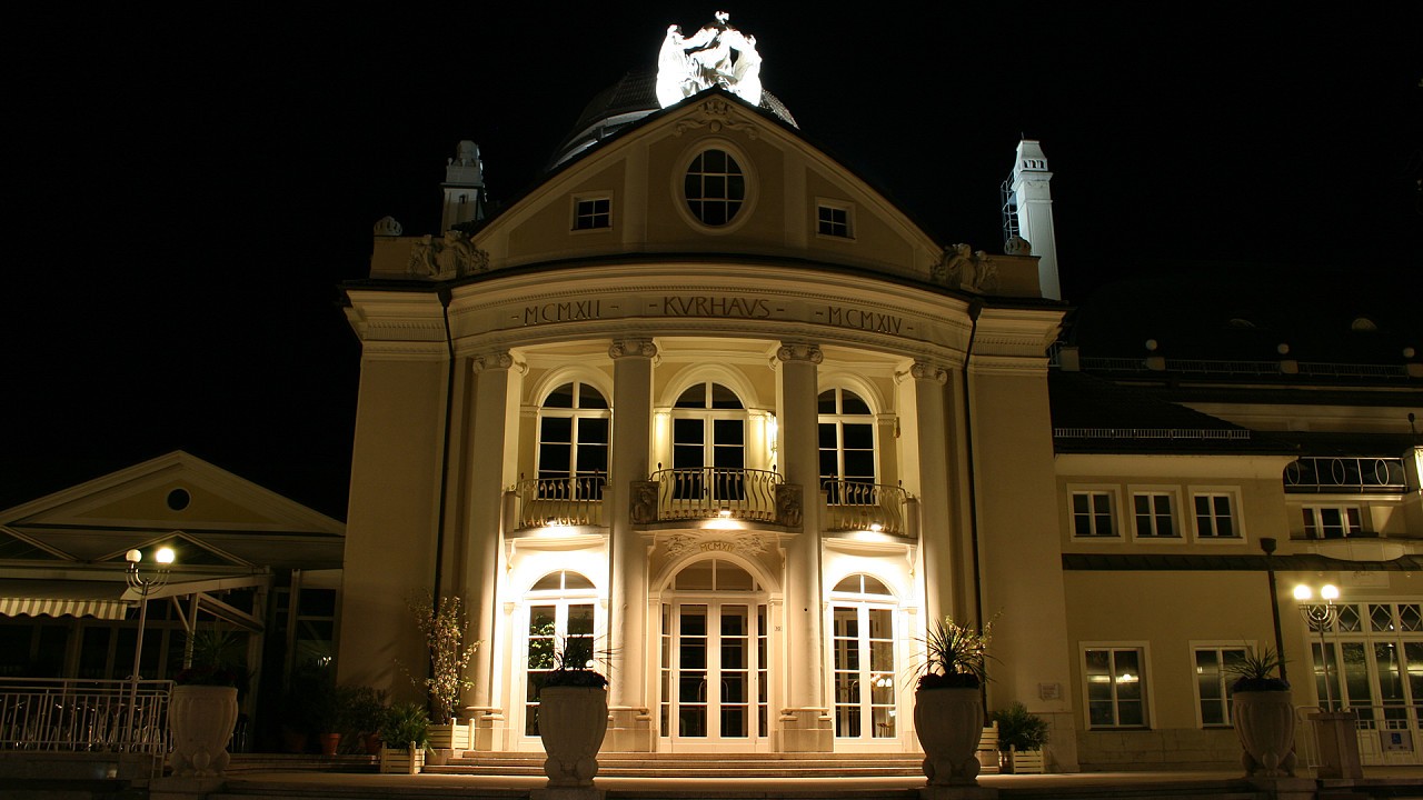 Kurhaus dans la nuit à Merano