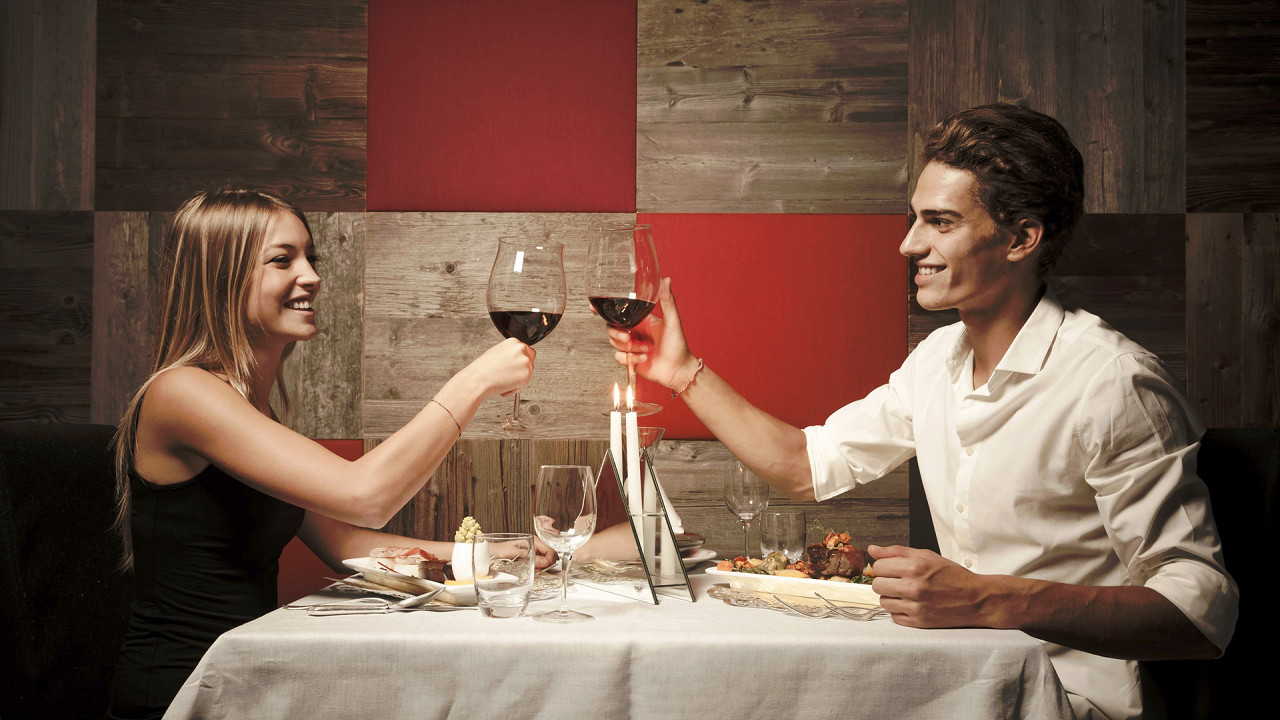 Couple toasting at the restaurant Hotel Col Alto Corvara