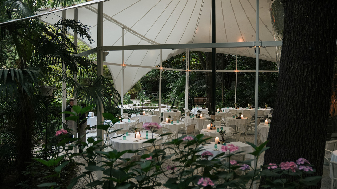 Outdoor tables - Parkhotel Laurin