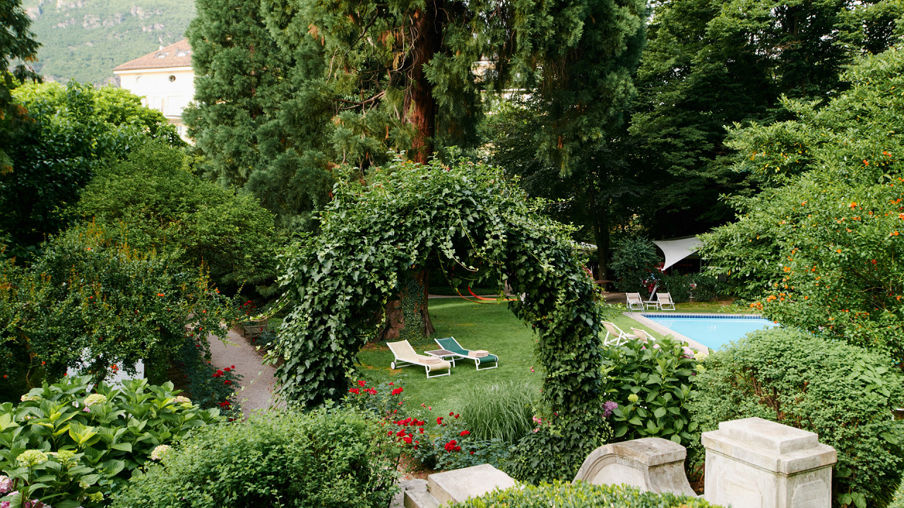 Garden and outdoor pool - Parkhotel Laurin