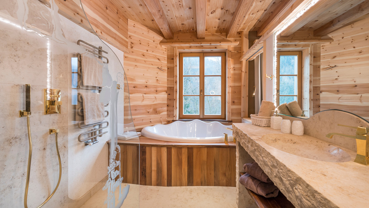 Bagno di una suite con lavandino in marmo Naturhotel Lüsnerhof