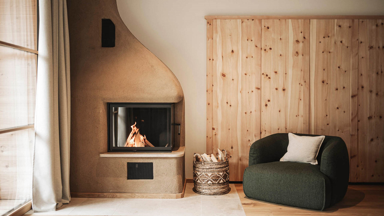 Poltrona e caminetto stanza Naturhotel Lüsnerhof