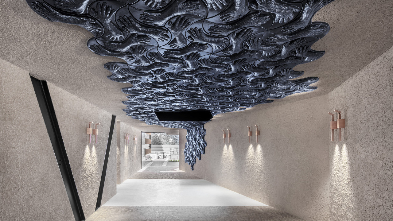 Eingangshalle mit Deckenkunstwerk - Boutique Hotel Badhaus