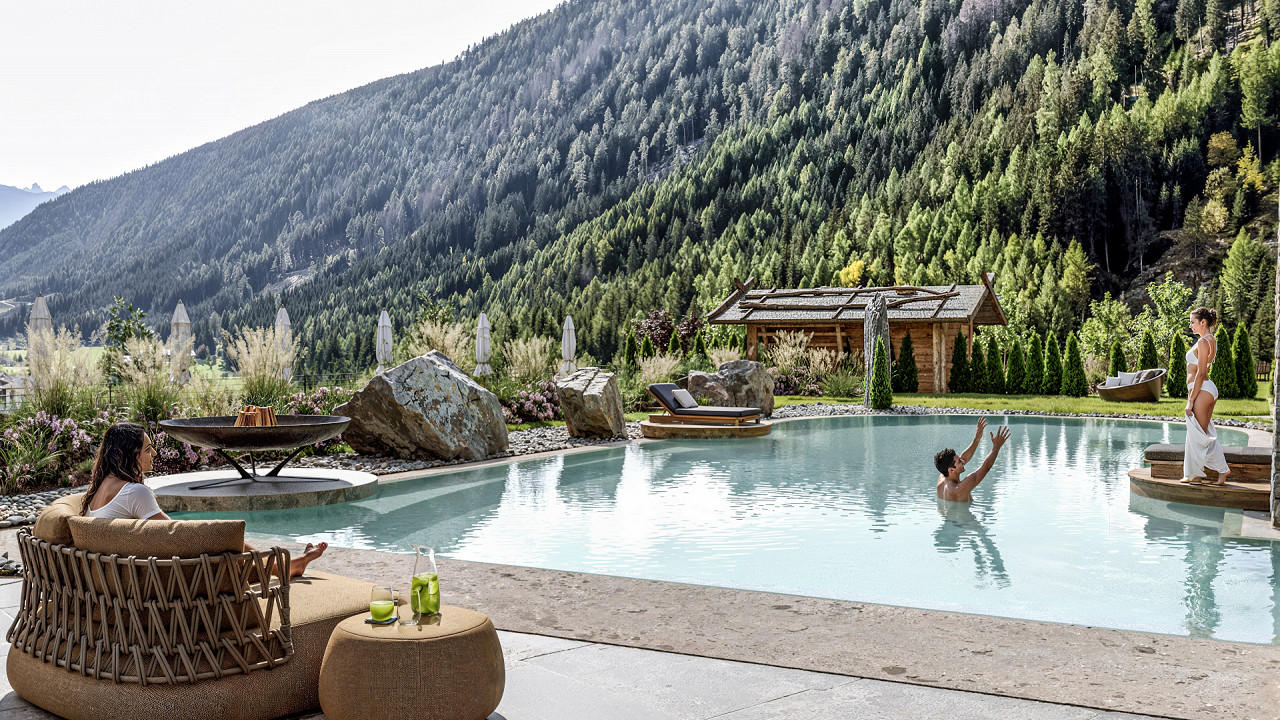 Persone piscina esterna Hotel Masl
