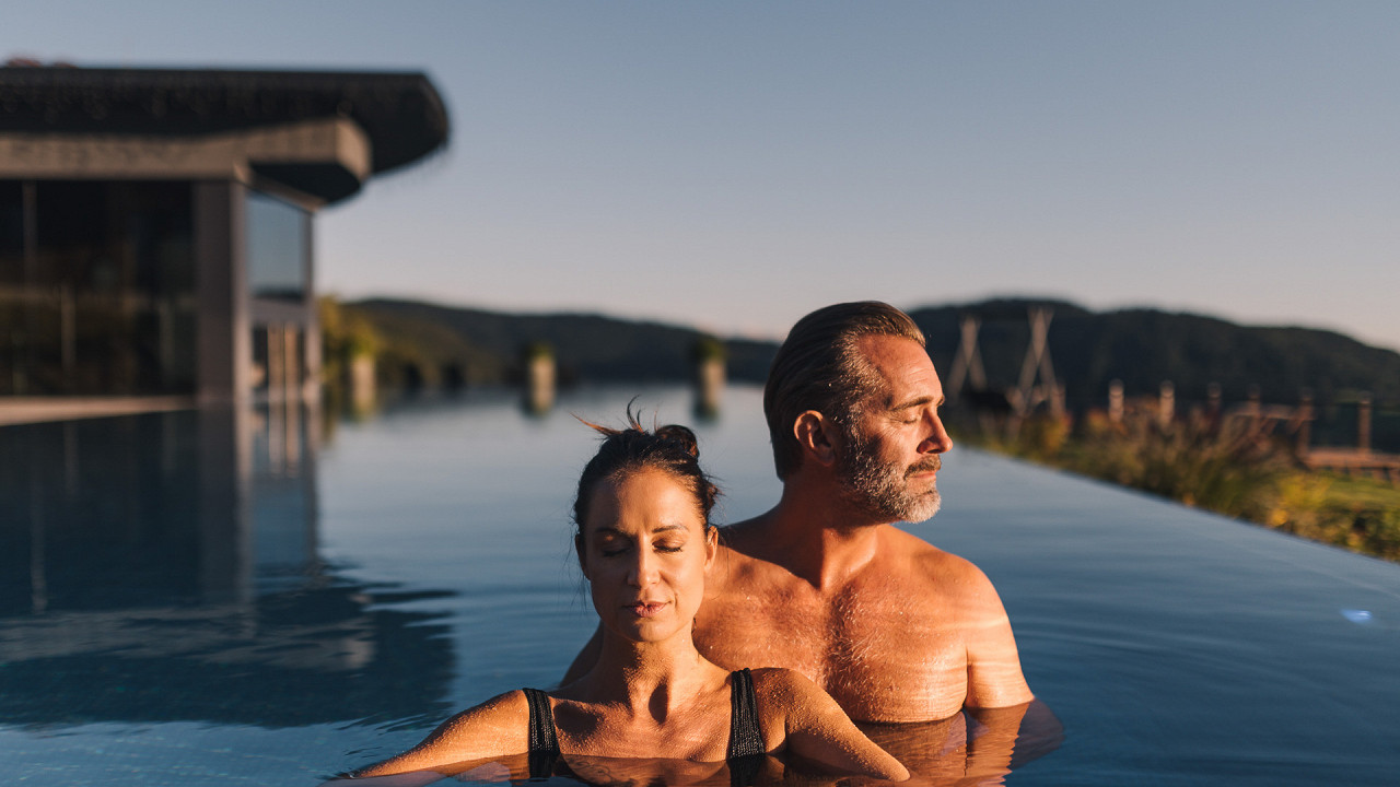 Coppia piscina esterna - Hotel Chalet Mirabell