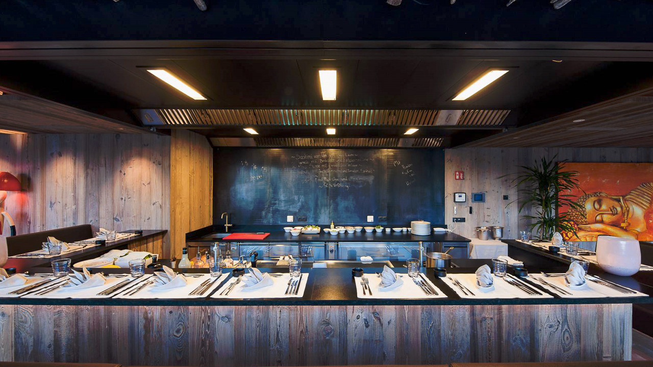 Teppanyaki restaurant Quellenhof Luxury Resort Passeier