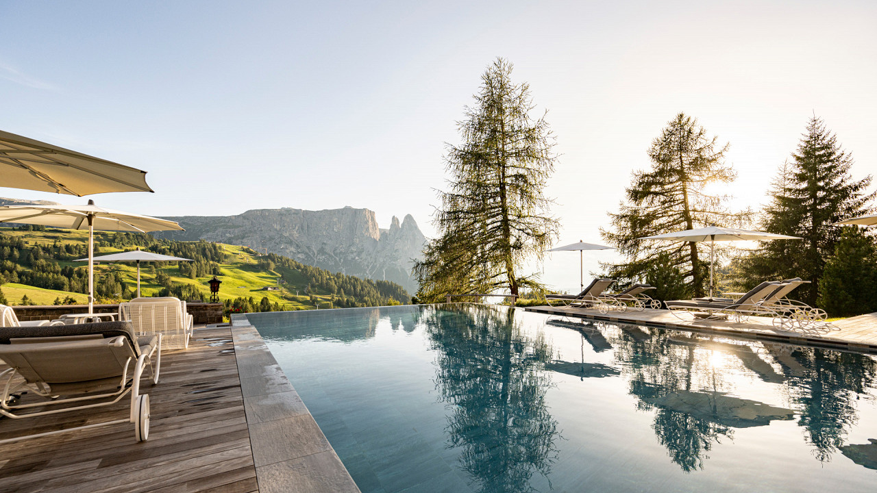 Infinity pool estate Hotel Rosa ****S Eco Alpine Spa Resort