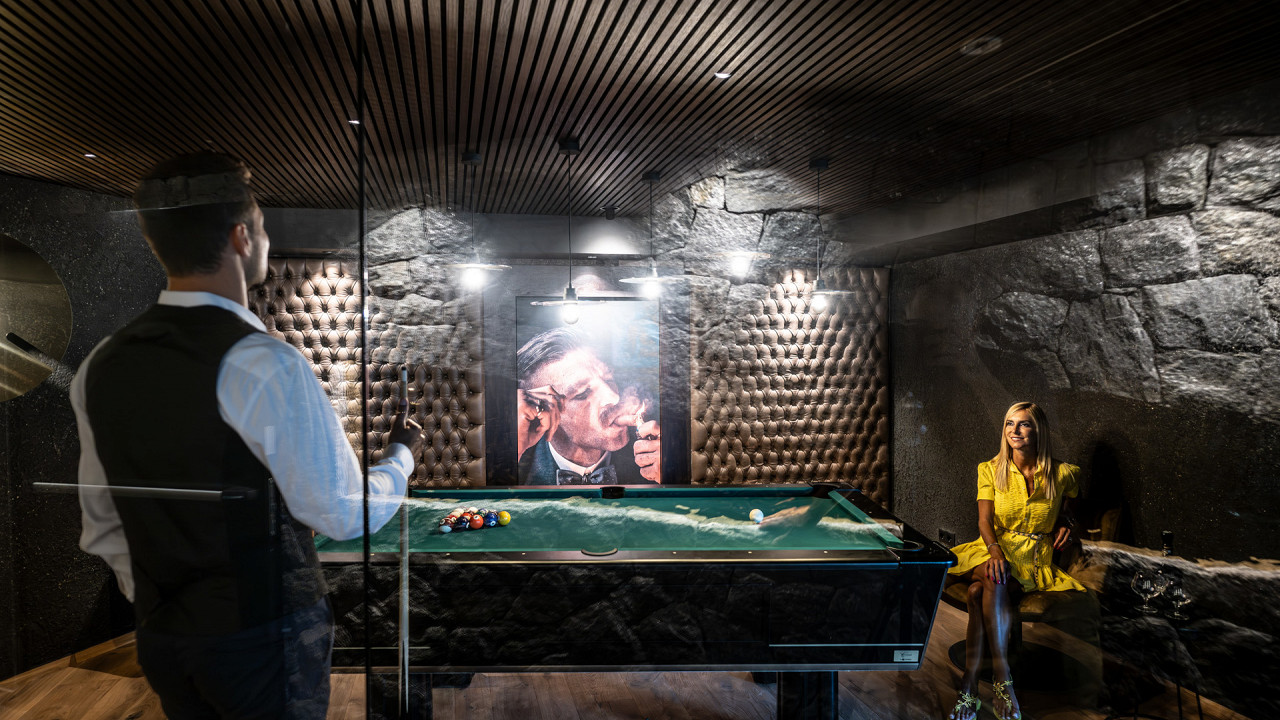 Coppia gioca a biliardo Hotel Rosa ****S Eco Alpine Spa Resort