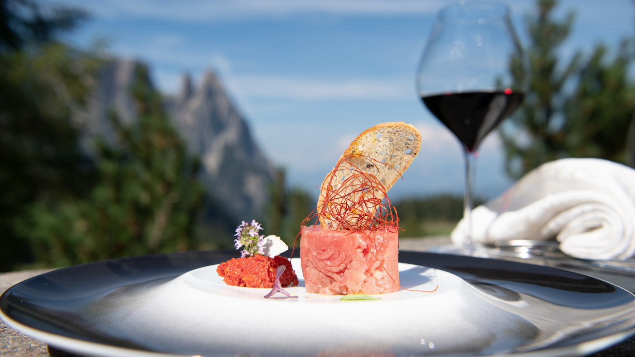 Tartare piatto Hotel Rosa ****S Eco Alpine Spa Resort