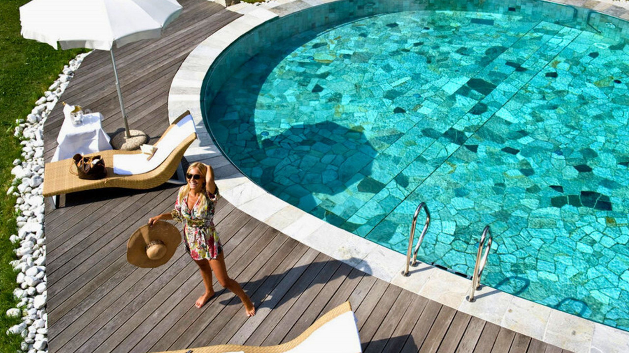 Ragazza piscina esterna Romantik Hotel Post