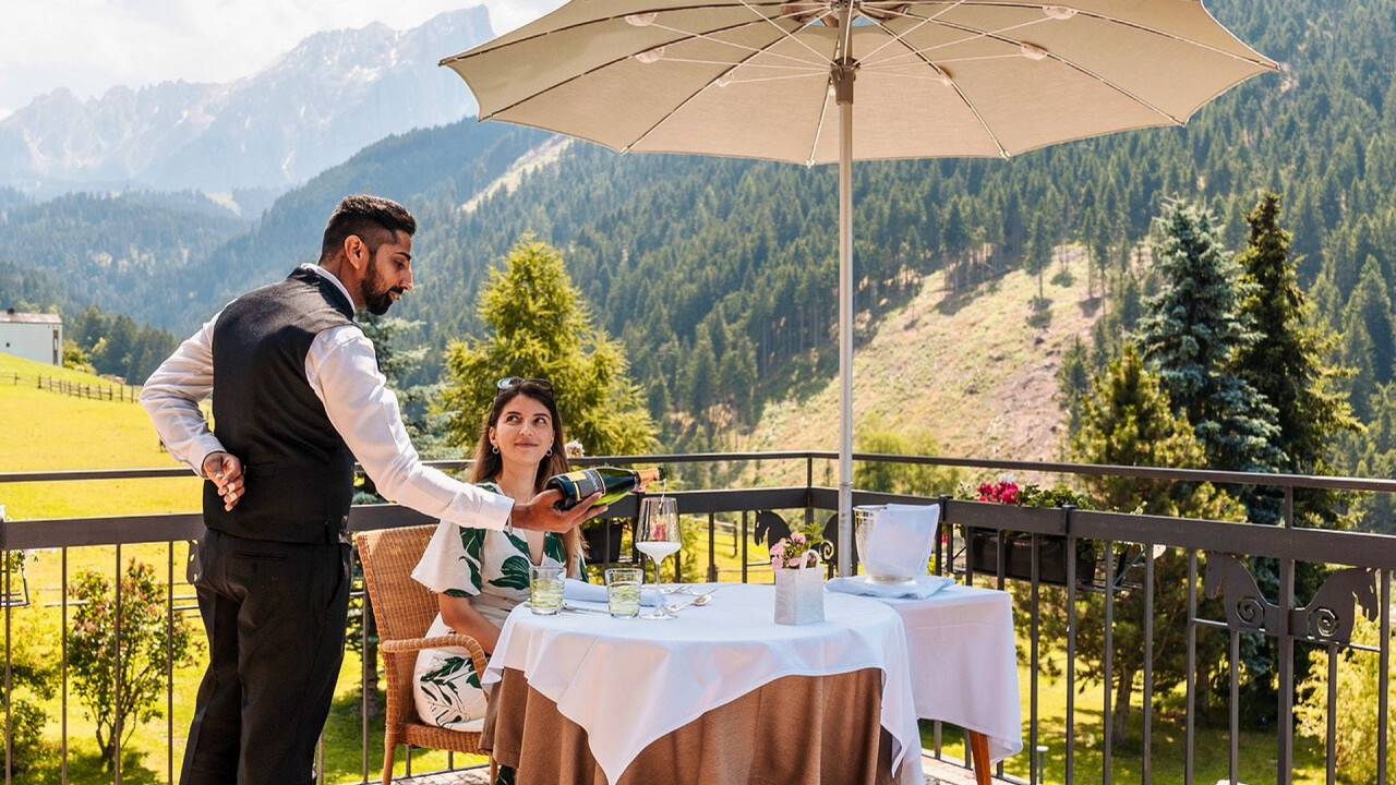 Sommelier con ragazza in giardino Romantik Hotel Post