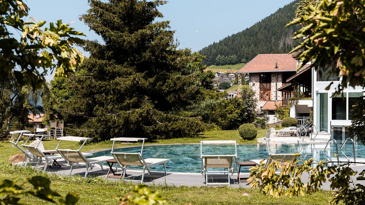 Giardino esterno piscina Romantik Hotel Post