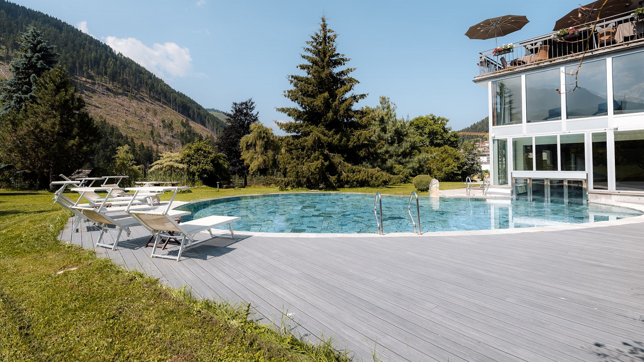 Piscina esterna giardino Romantik Hotel Post