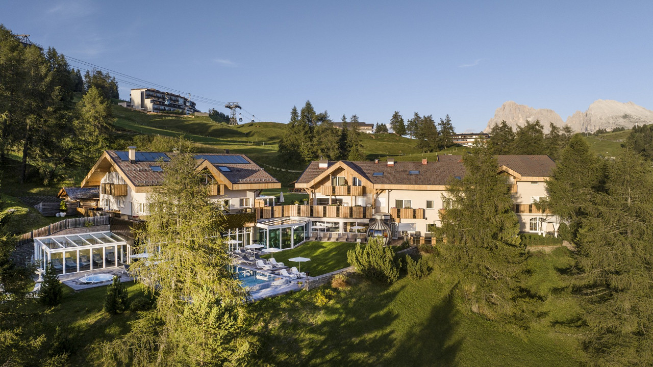 Esterno impiani di risalita estate Hotel Rosa ****S Eco Alpine Spa