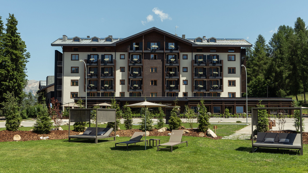 Esterno estivo Hotel Tofana Cortina