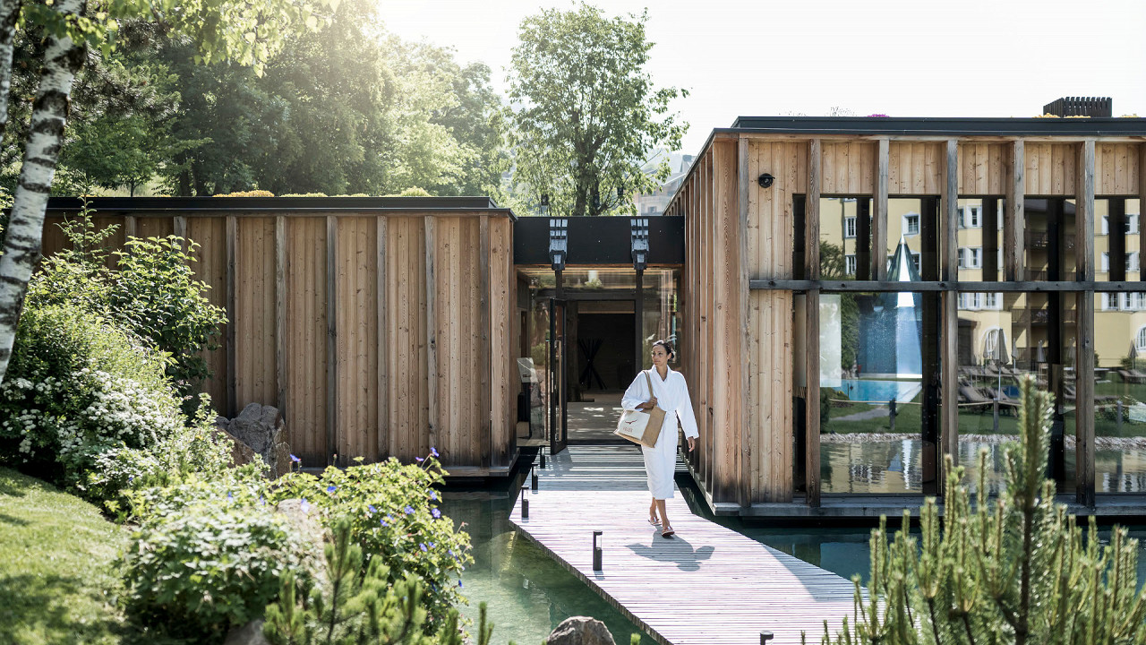Ragazza fuori saune ADLER Spa Resort DOLOMITI