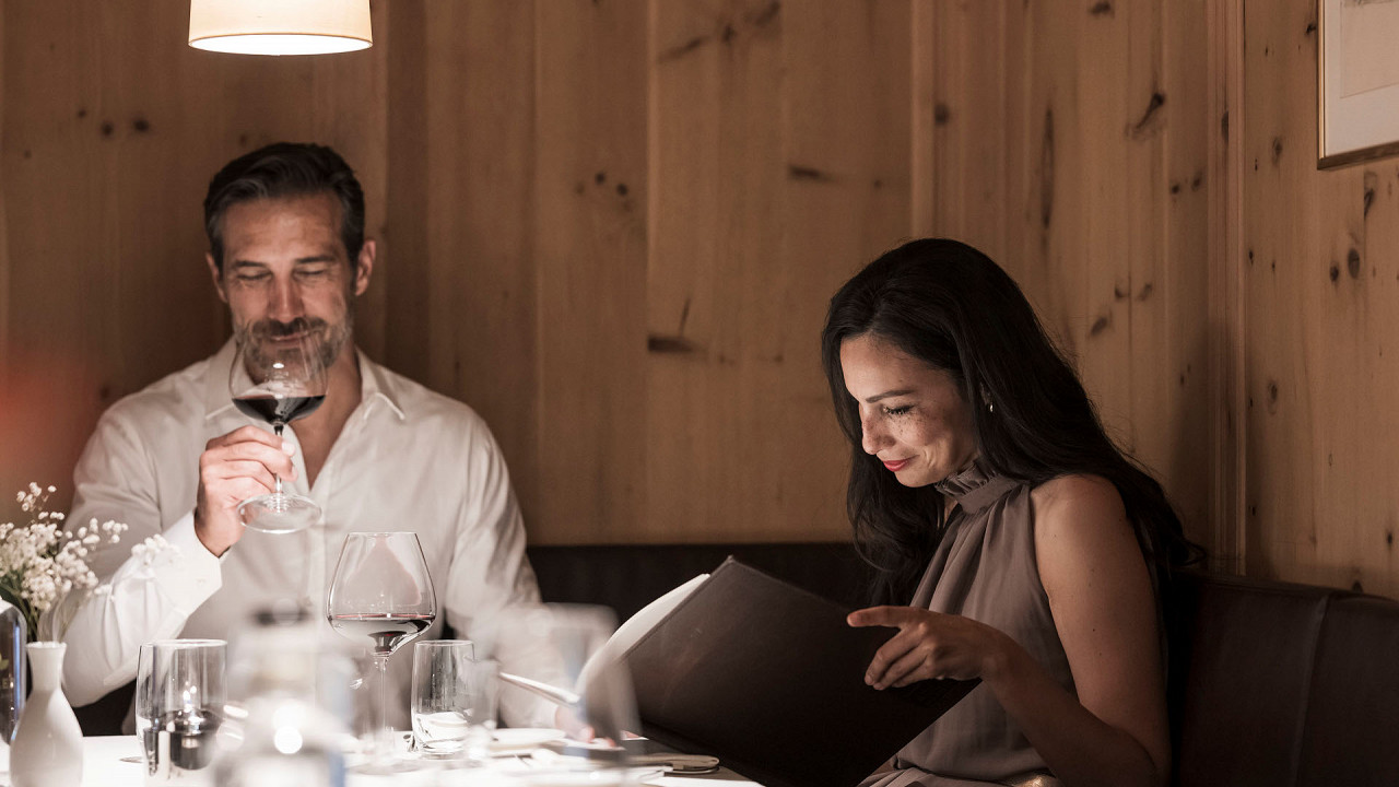 Coppia a cena ristorante ADLER Spa Resort DOLOMITI
