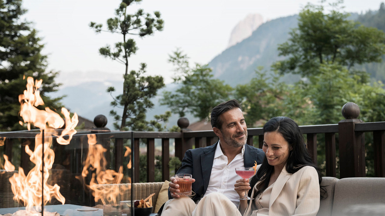 Coppia in giardino che beve cocktail ADLER Spa Resort DOLOMITI