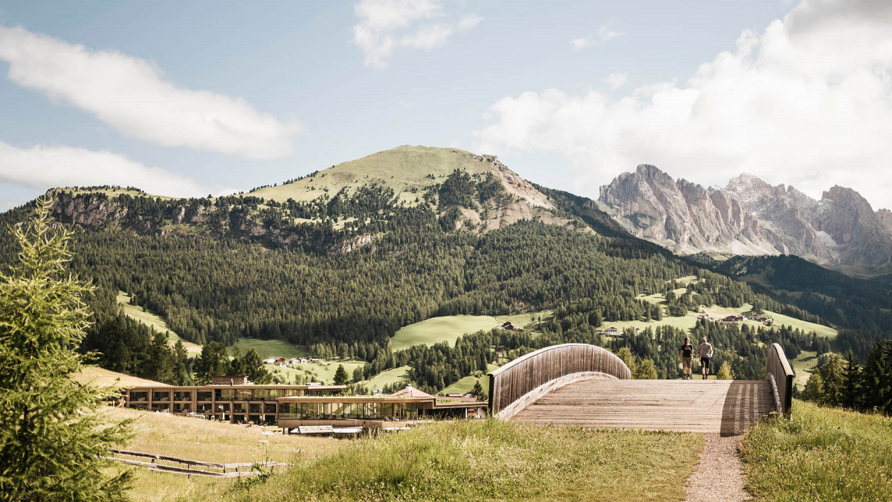 Ponte in legno prima dell'hotel Cendevaves
