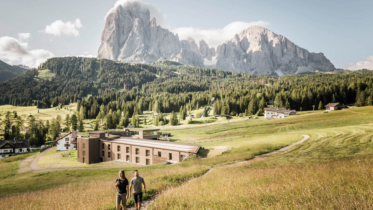 Esterno estate Cendevaves Hotel Alpe di Siusi
