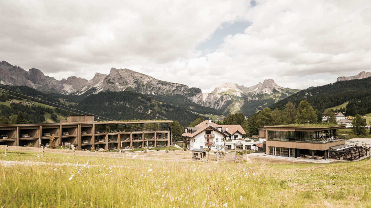 esterno estate Cendevaves Hotel Alpe di Siusi