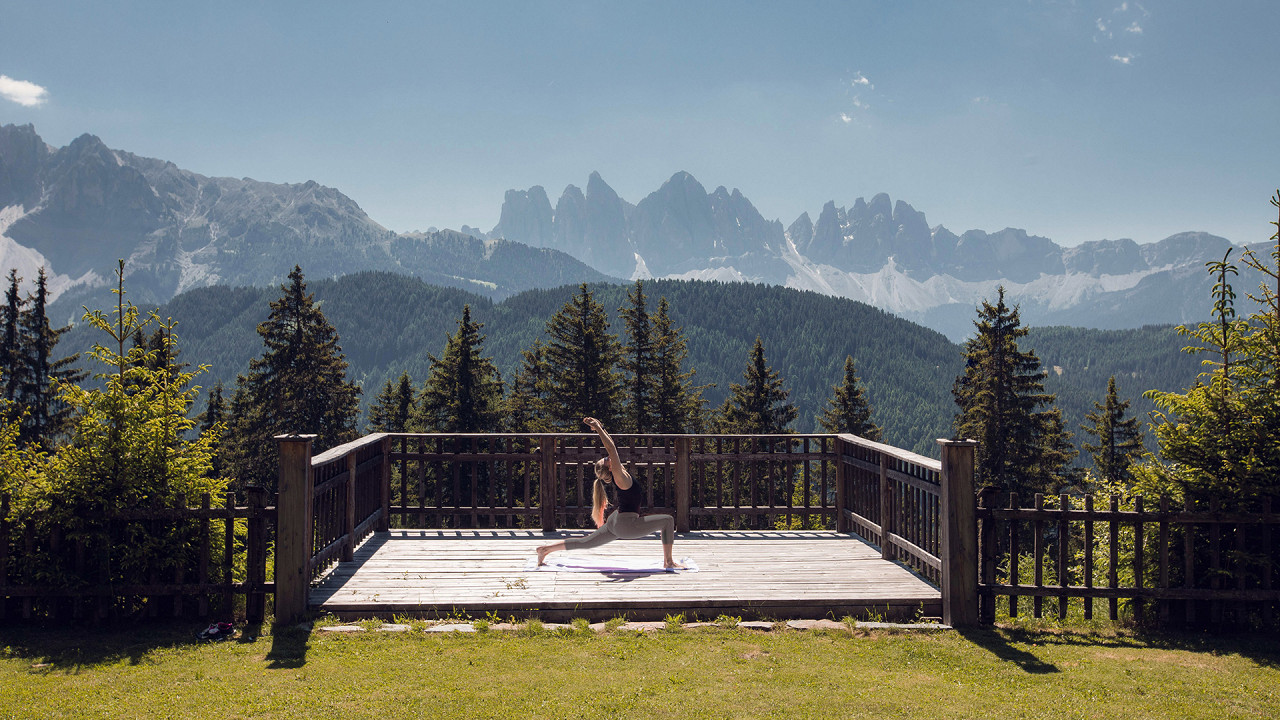 Yoga en plein air avec vue panoramique Forestis Bressanone