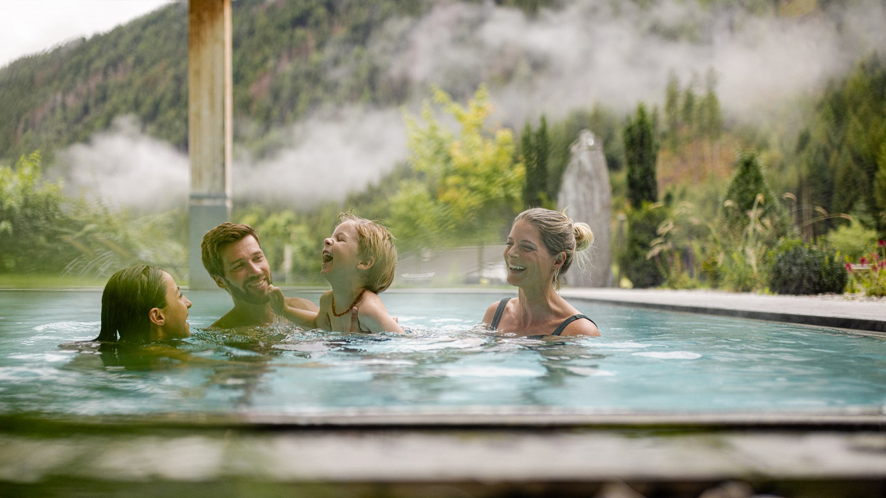 Famiglia felice in piscina Hotel Masl