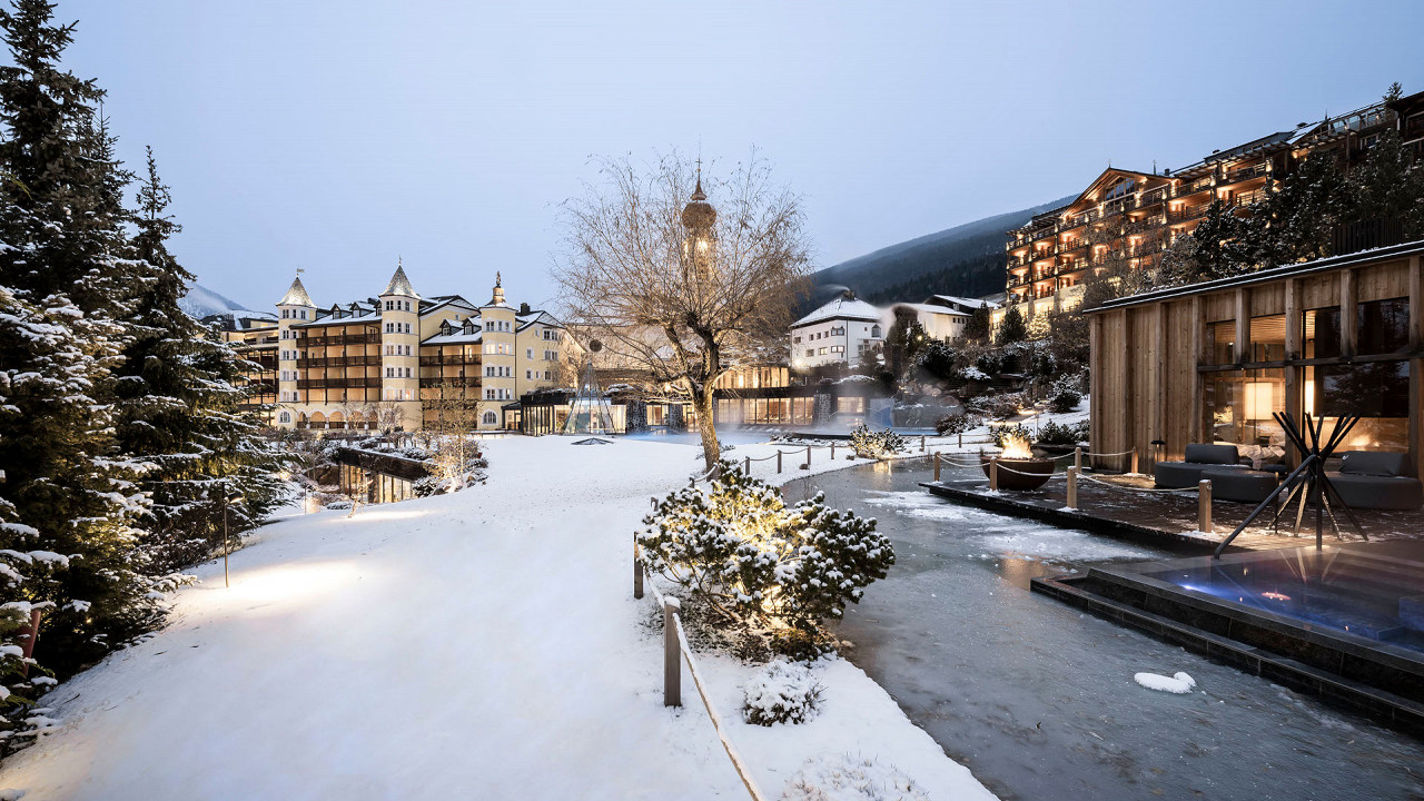 esterno inverno di sera ADLER Spa Resort DOLOMITI