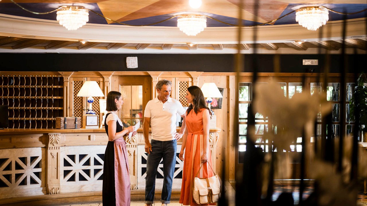 coppia con receptionist - Mirabell Dolomites Hotel Valdaora